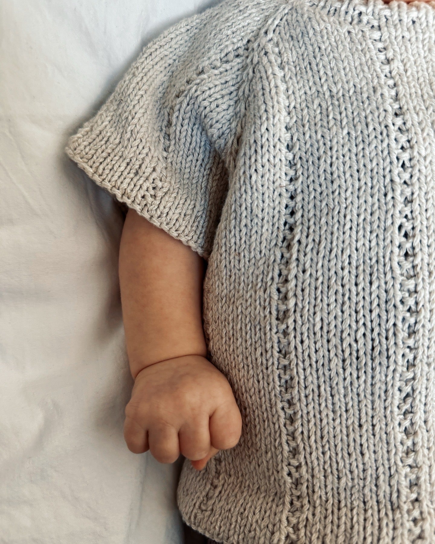 Ninni tee - oppskrift på strikket t-skjorte til baby, i bomull