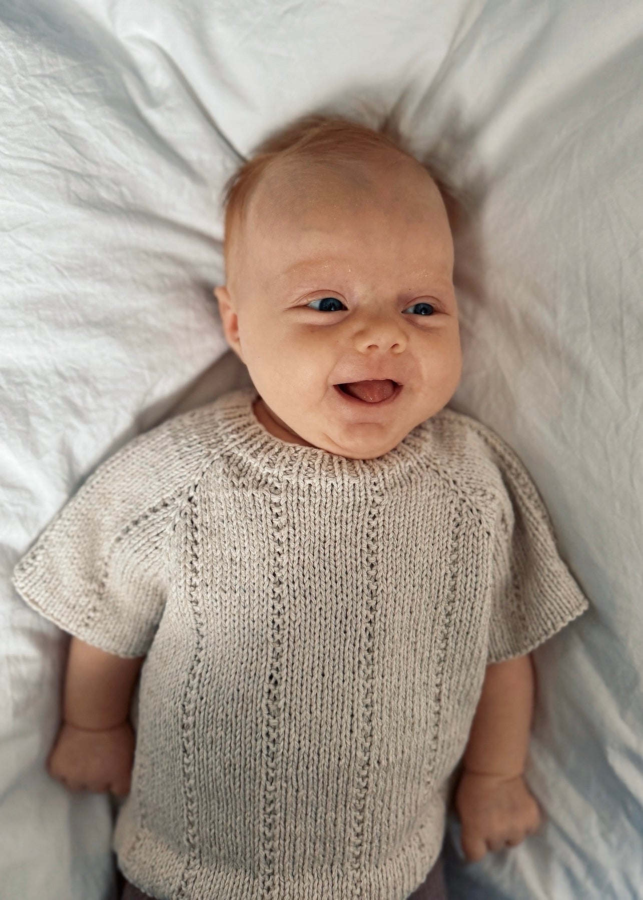 Strikket t-skjorte til baby i bomull - oppskrift