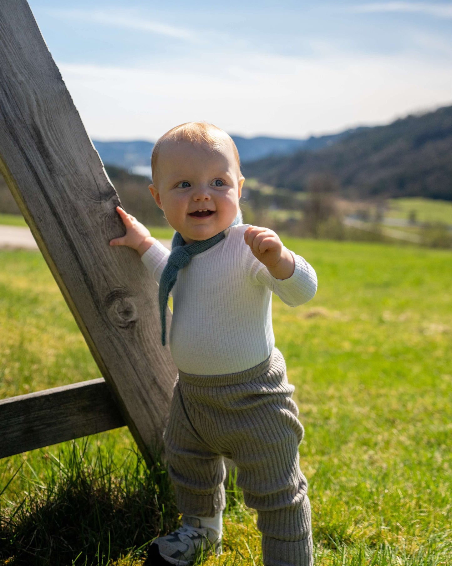 Oppskrift strikket skjerf til baby og barn. Strikkes i Brushlight fra Cardiff Cashmere