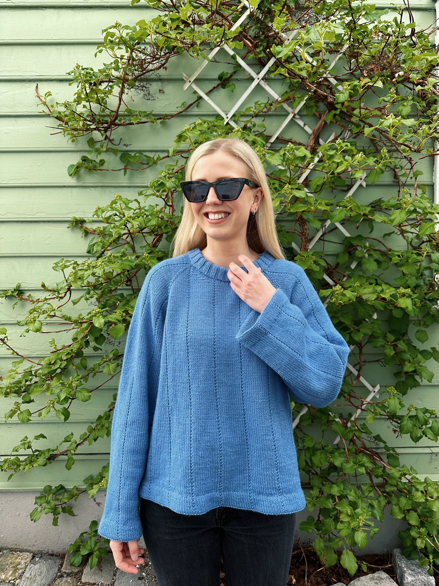 Oppskrift på strikket genser til dame med raglan