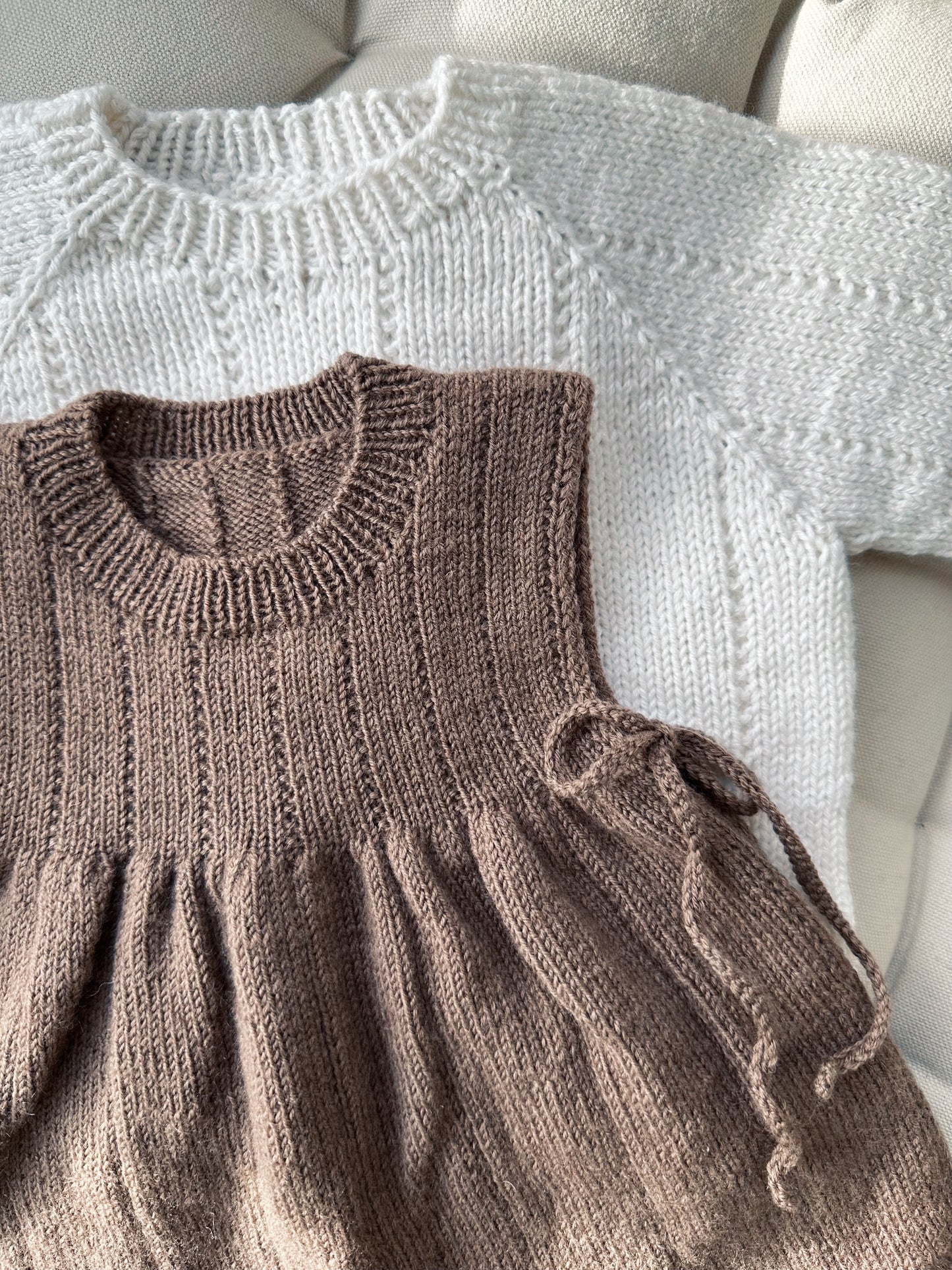 Oppskrift på strikket kjole til nyfødt baby