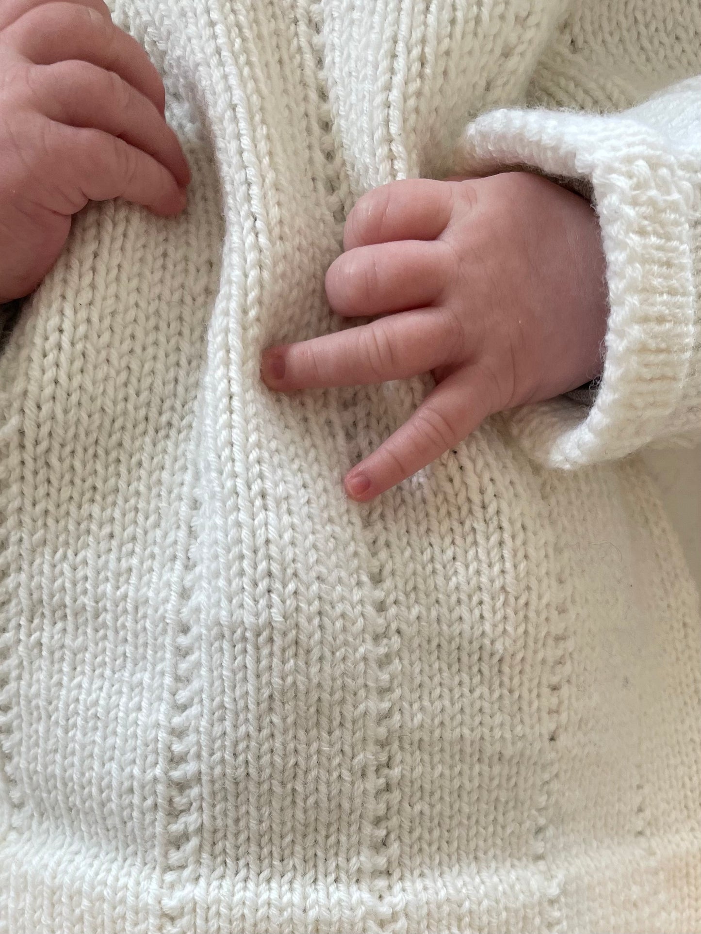 Oppskrift på strikket genser til baby