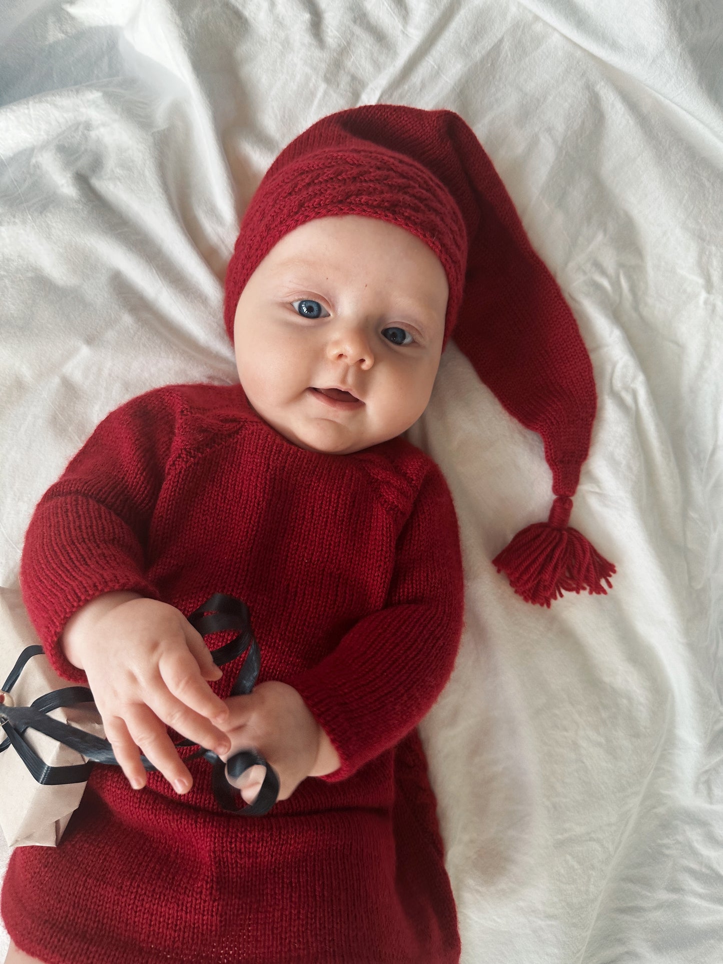 Strikkeoppskrift til baby/barn kjole med fletter