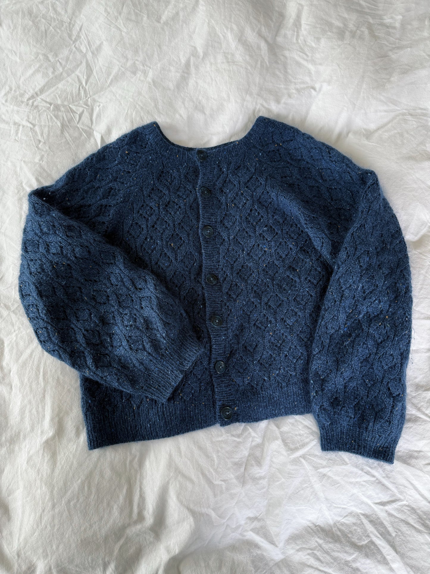 Oppskrift på påfugl cardigan. Strikkes med f.eks Pearl Mohair og Tweed Supreme fra Majo Garn.