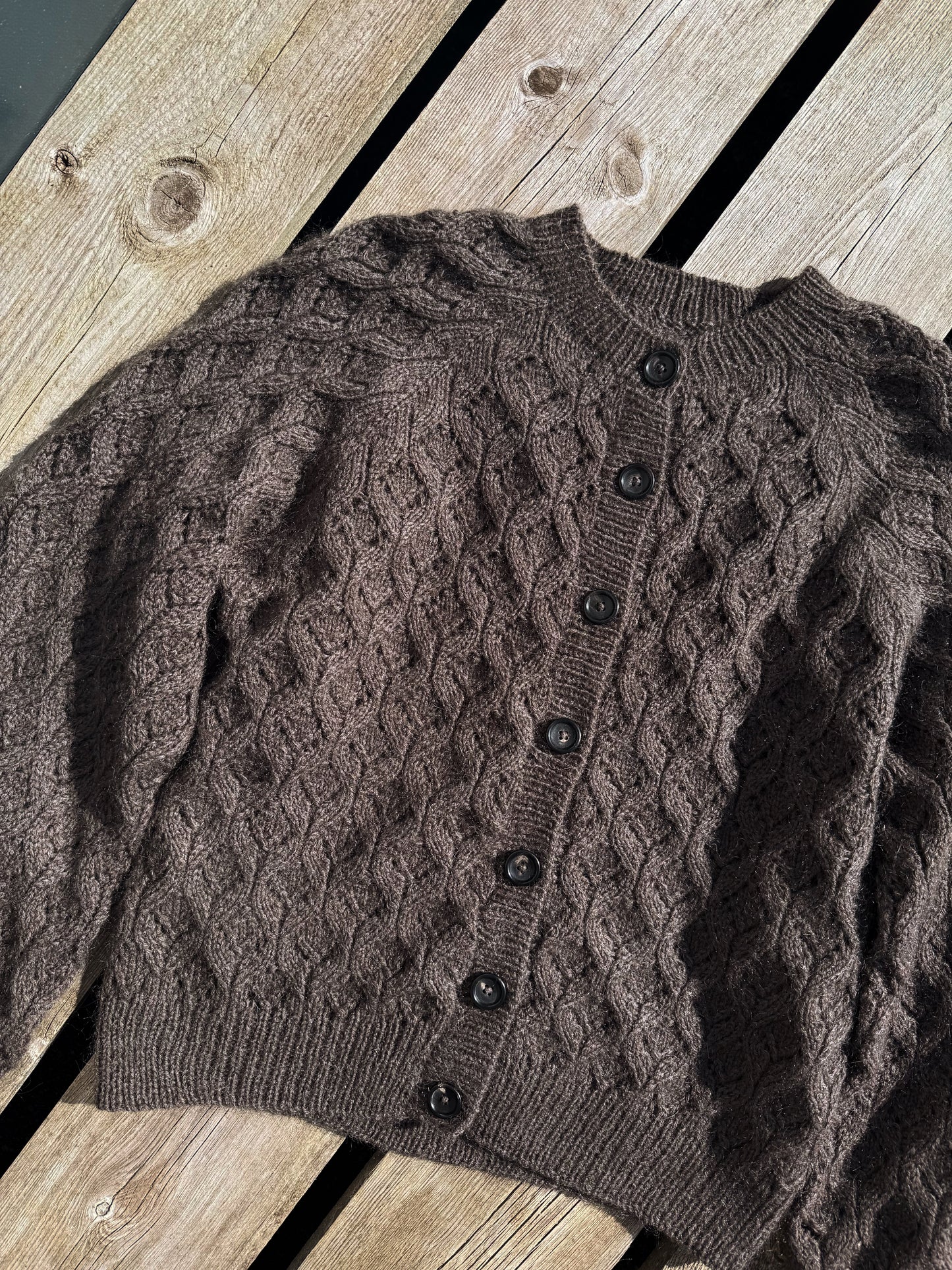 Oppskrift på Påfugl Cardigan. Strikkes i f.eks Sunday og Tynn Silk Mohair fra Sandnes Garn