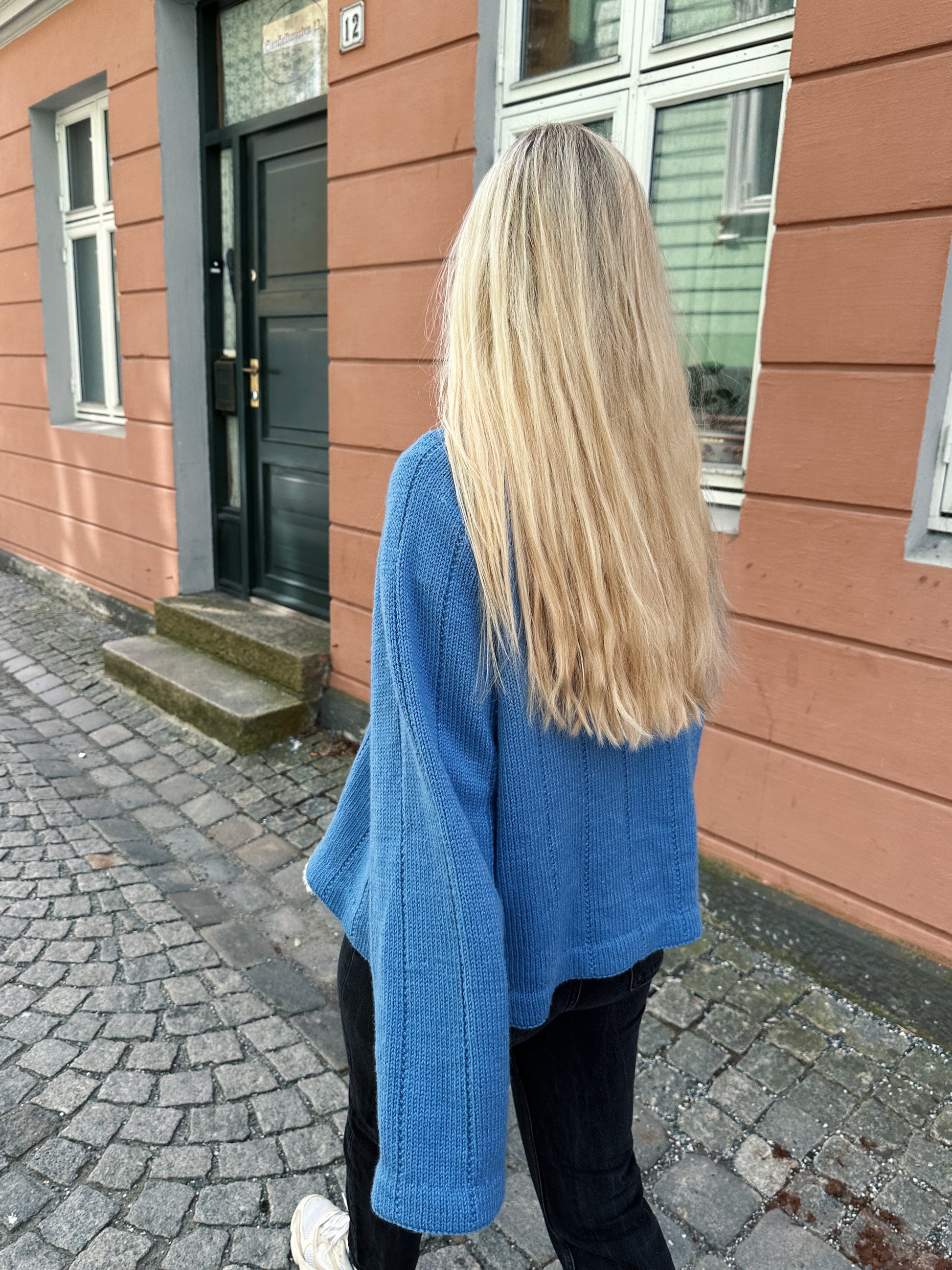 Strikkeoppskrift til damegenser