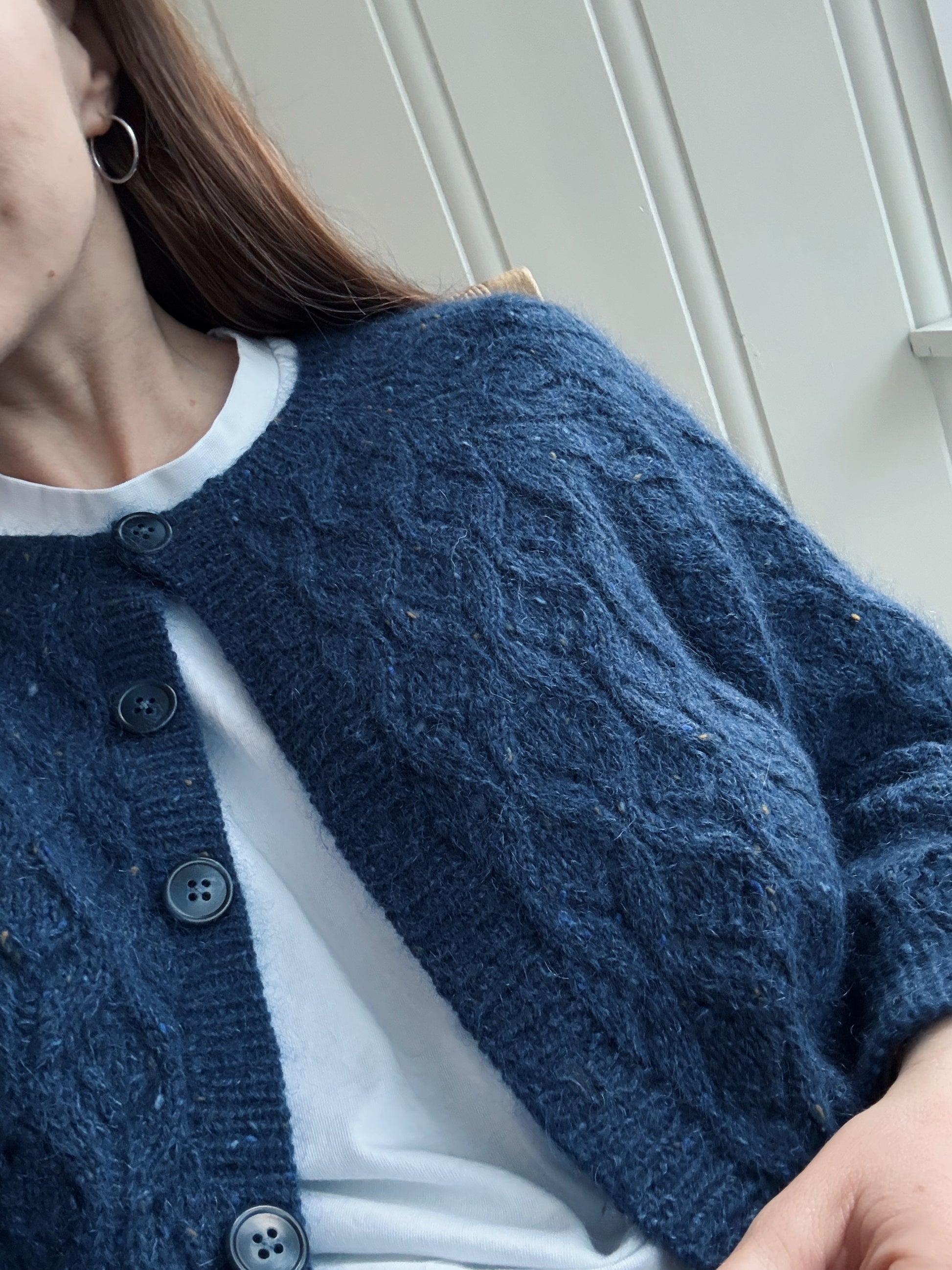 Oppskrift på påfugl cardigan. Strikkes med f.eks Pearl Mohair og Tweed Supreme fra Majo Garn